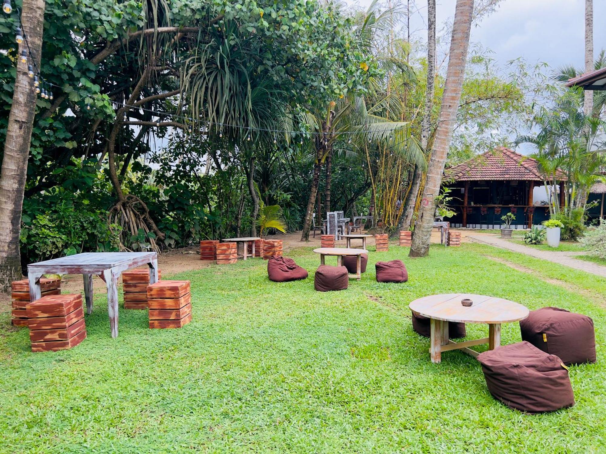 Hotel Pineapple Surf Ahangama Exterior foto